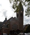 De voorzijde van de kerk, met het paddestoelendak op de toren.
              <br/>
              Richard Keijzer, 2014-10-19